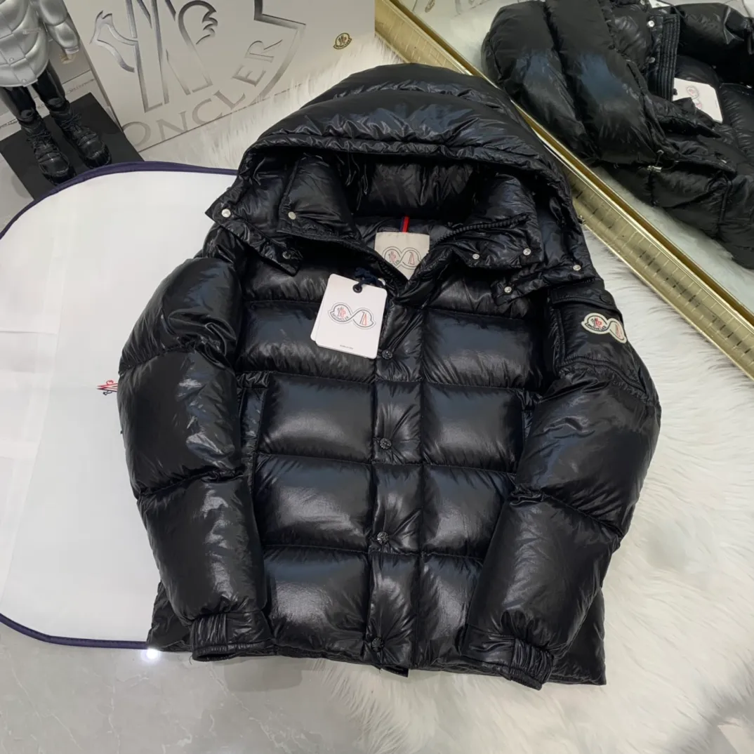 P390 Moncler/ 2026 70 、 。 DNA ， ， 。 Classic ， 、 。 Classic 70 。 Quality， 90 ，Premium Quality ， ，Black ！ Sizes M-3XL
